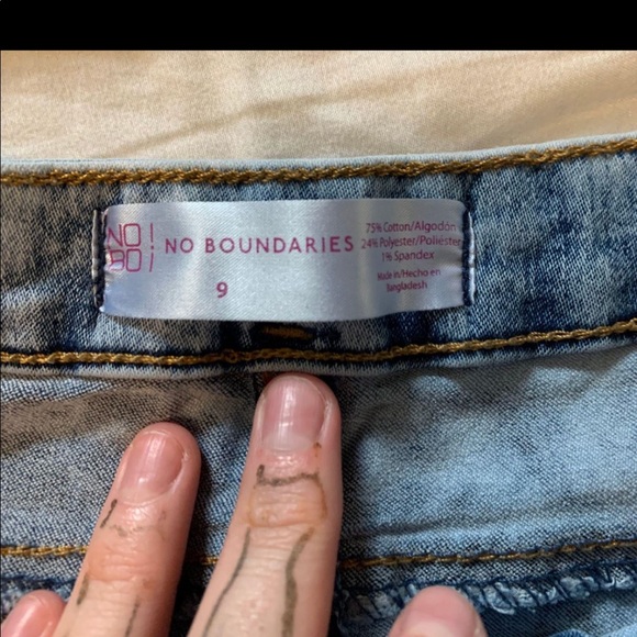 No Boundaries Light Washed Jean Shorts - Picture 2 of 2